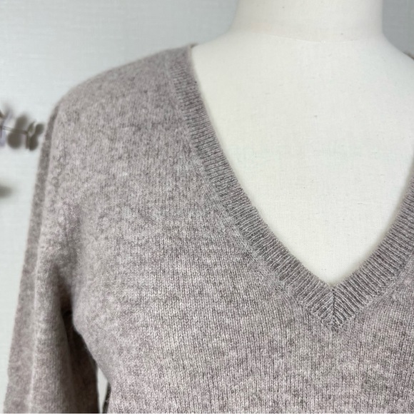 C by Bloomingdales 100% 2 Ply Cashmere V-neck Soft Cozy Sweater Medium - Picture 4 of 16